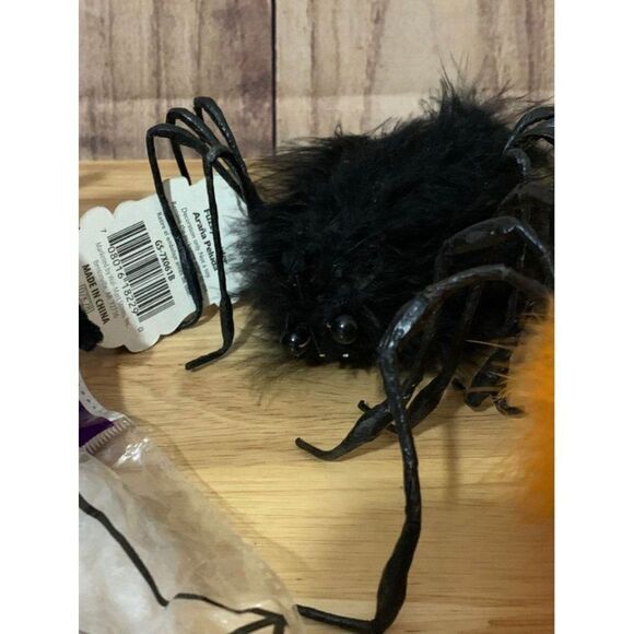 Fake Spider Collection Halloween Decor Lot w/web - Picture 5 of 7
